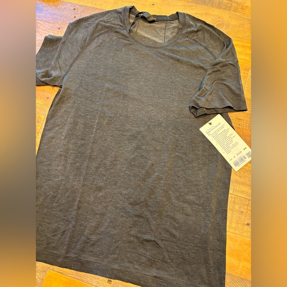 Brand New lululemon metal vent tech ss - Picture 4 of 4